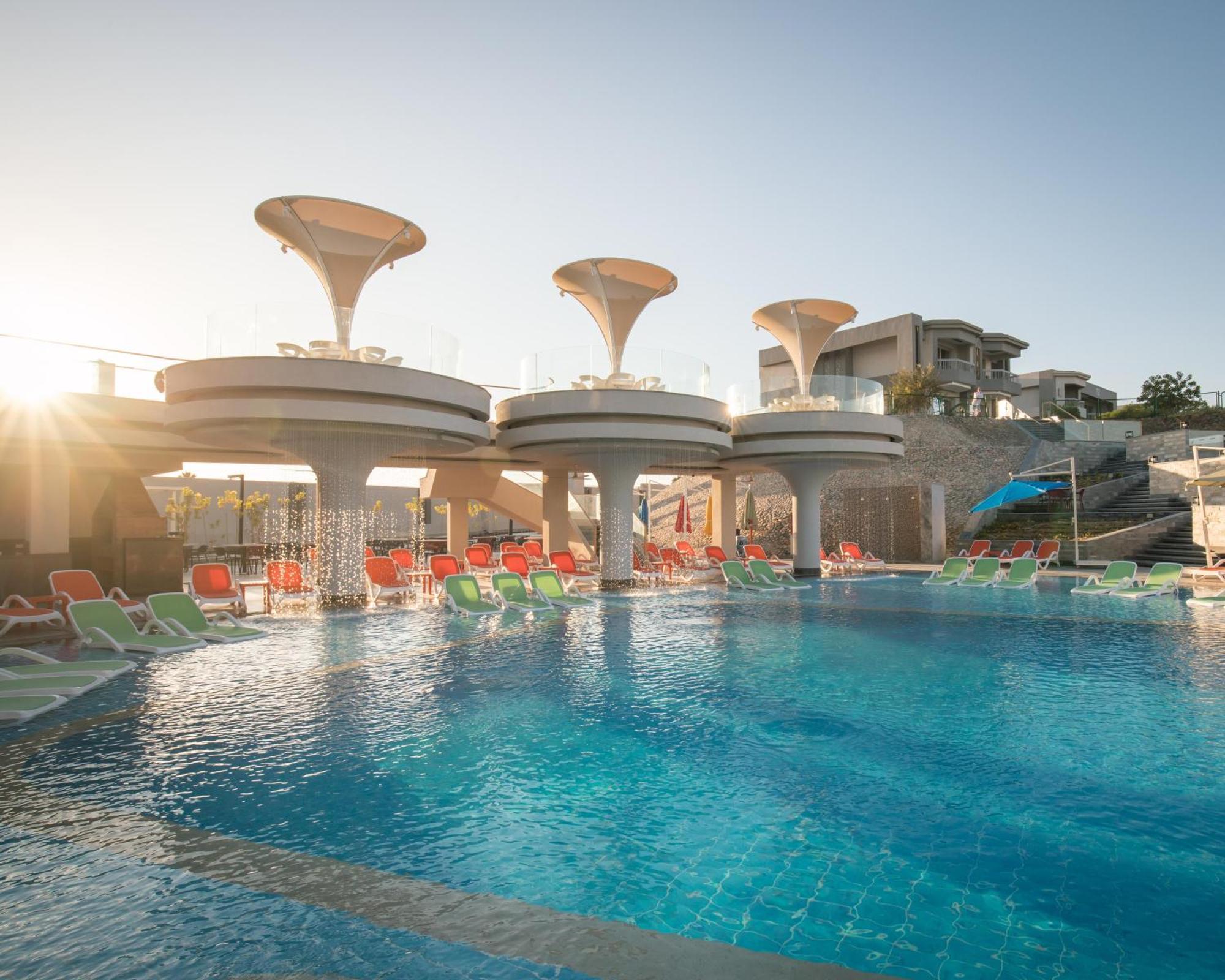 Hurghada Long Beach Resort Esterno foto The swimming pool at the hotel