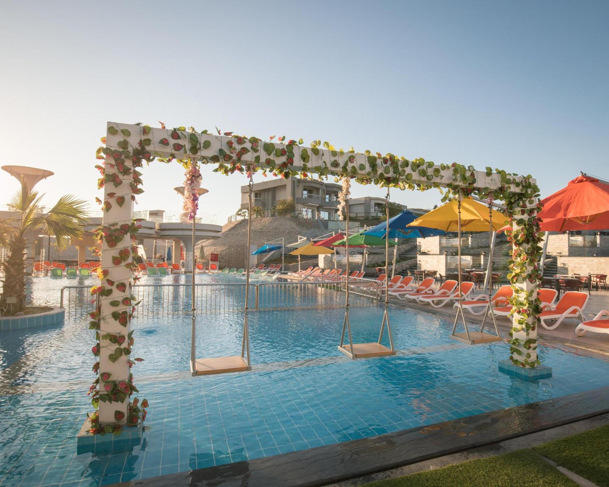 Hurghada Long Beach Resort Esterno foto The swimming pool at the hotel