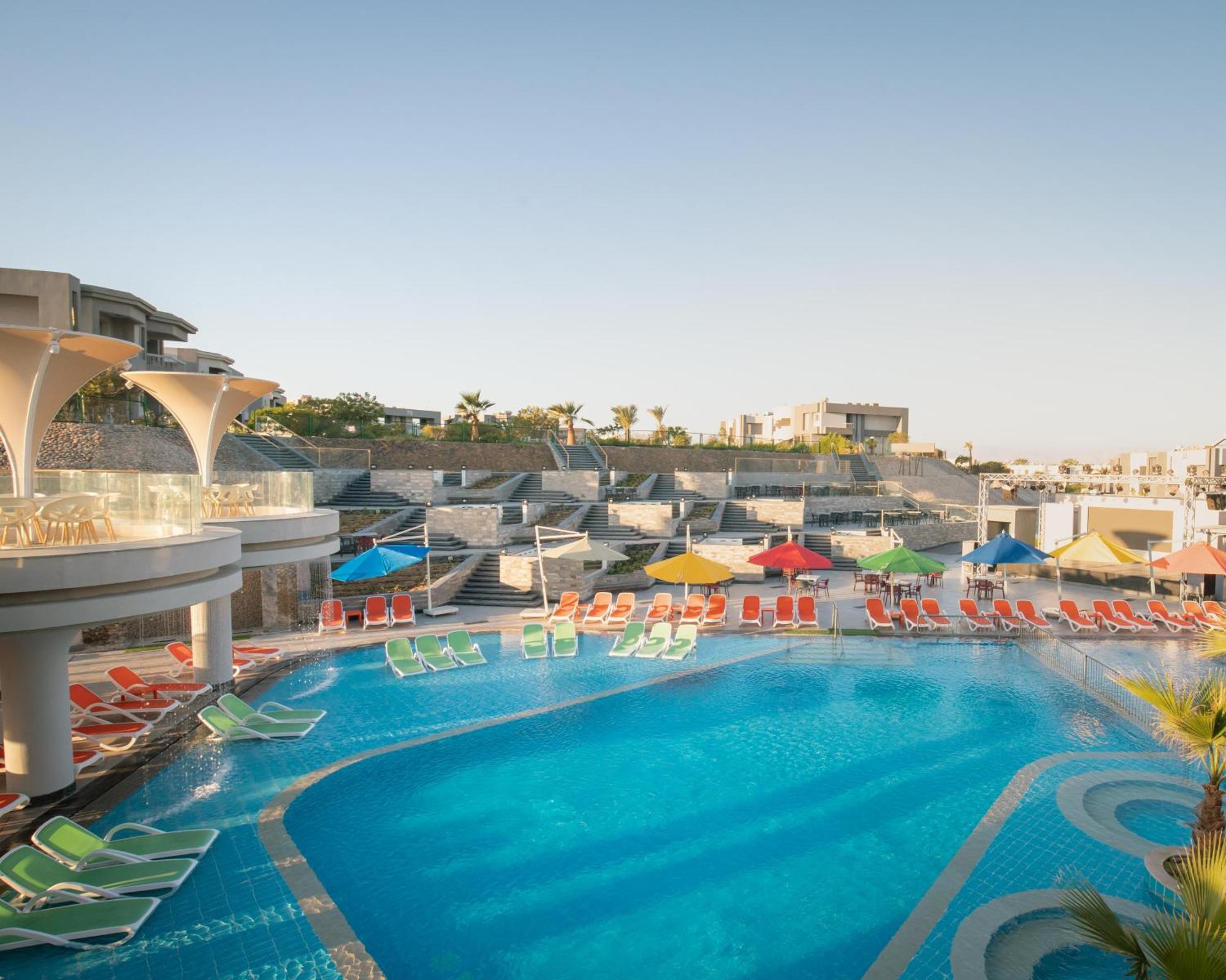 Hurghada Long Beach Resort Esterno foto The swimming pool at the hotel