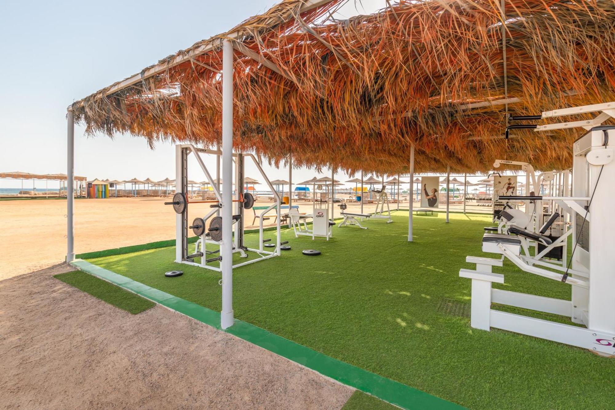 Hurghada Long Beach Resort Esterno foto The gym at the resort