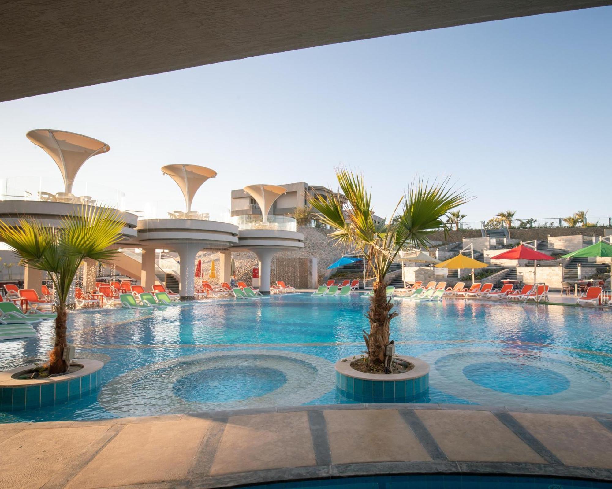 Hurghada Long Beach Resort Esterno foto The swimming pool at the resort