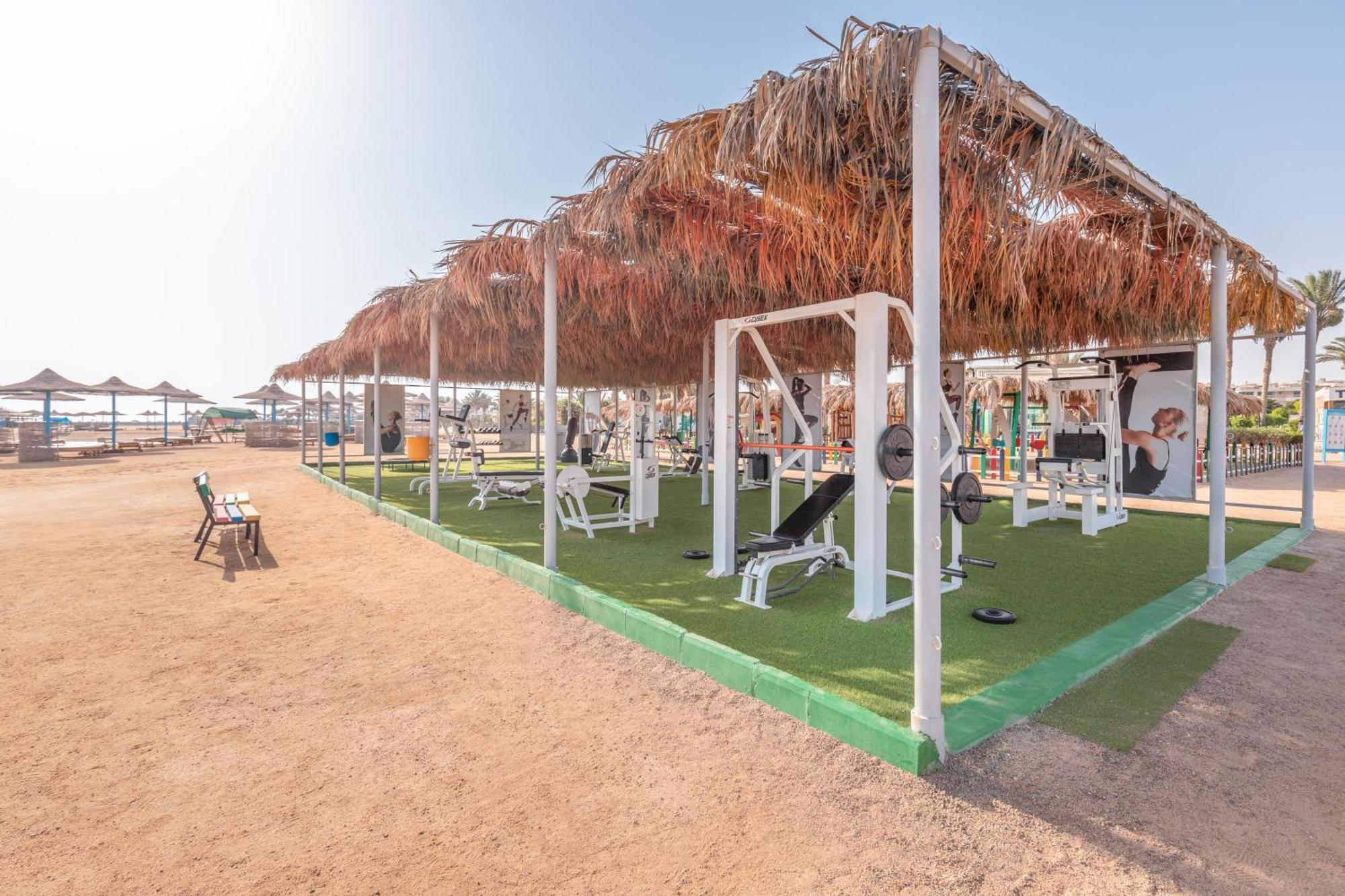 Hurghada Long Beach Resort Esterno foto Outdoor gym at the beach