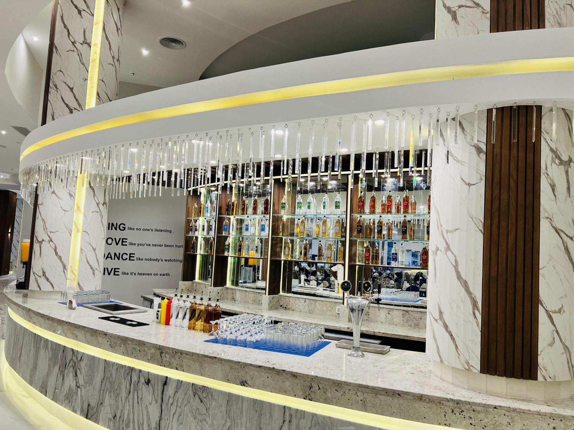 Hurghada Long Beach Resort Esterno foto The bar at the lounge