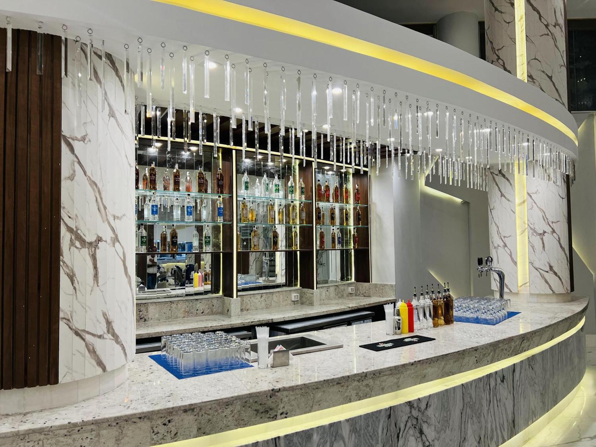 Hurghada Long Beach Resort Esterno foto The bar at the 360° Lounge
