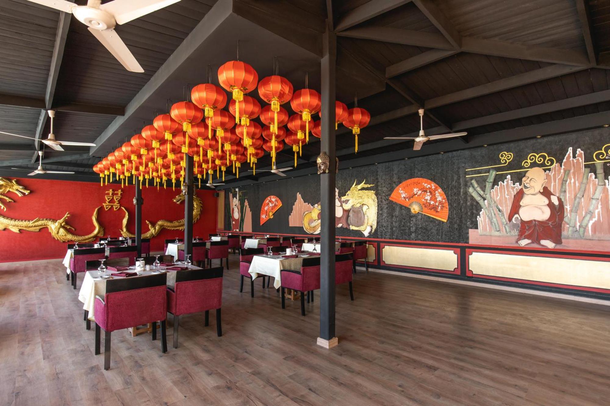 Hurghada Long Beach Resort Esterno foto Interior of a restaurant in Phuket, Thailand