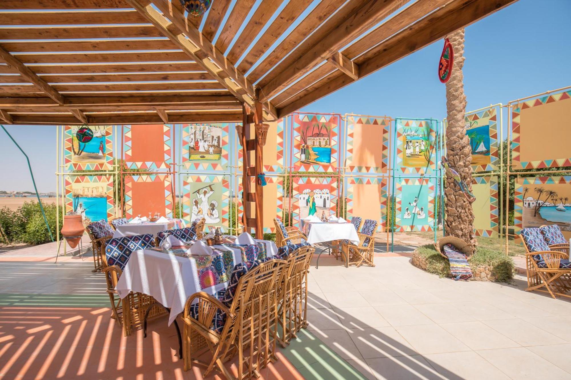Hurghada Long Beach Resort Esterno foto The restaurant at the resort