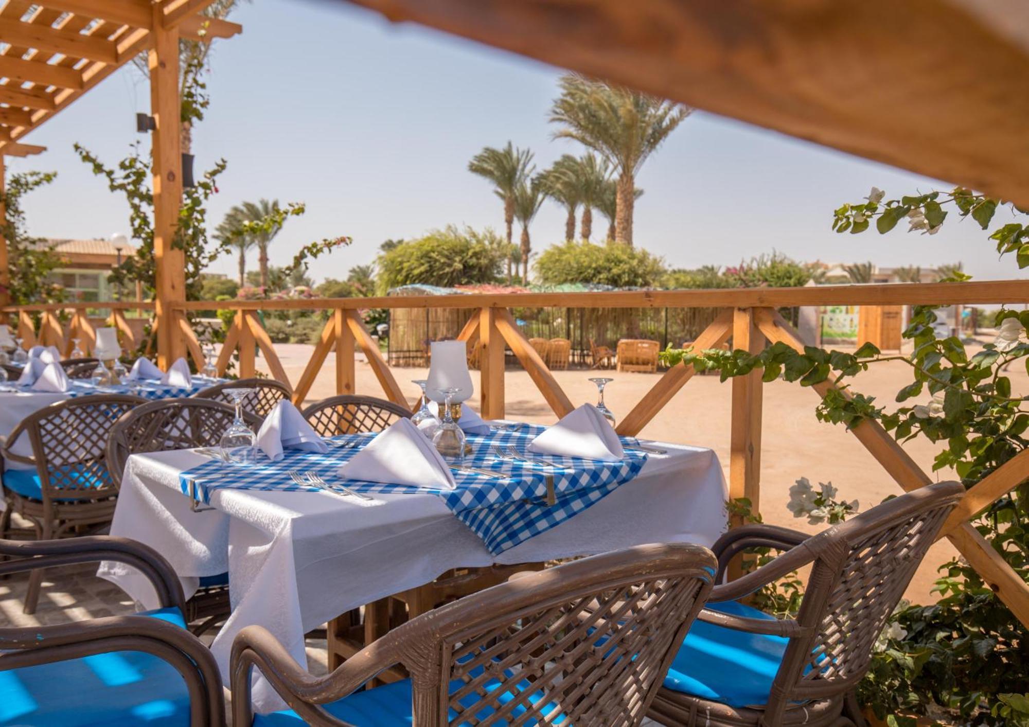 Hurghada Long Beach Resort Esterno foto A restaurant in Hurghada