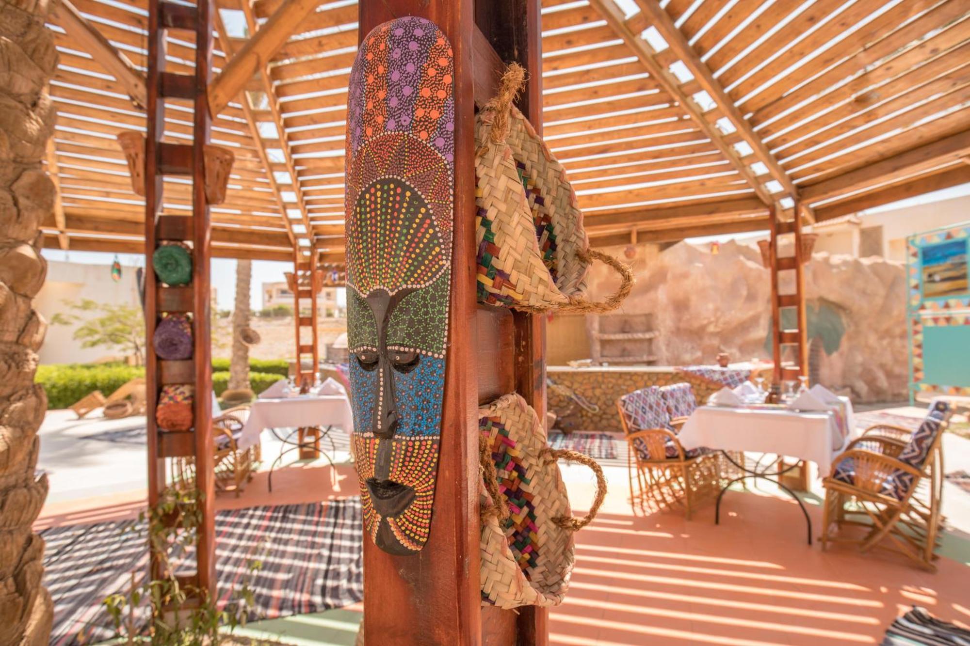 Hurghada Long Beach Resort Esterno foto The restaurant at the resort