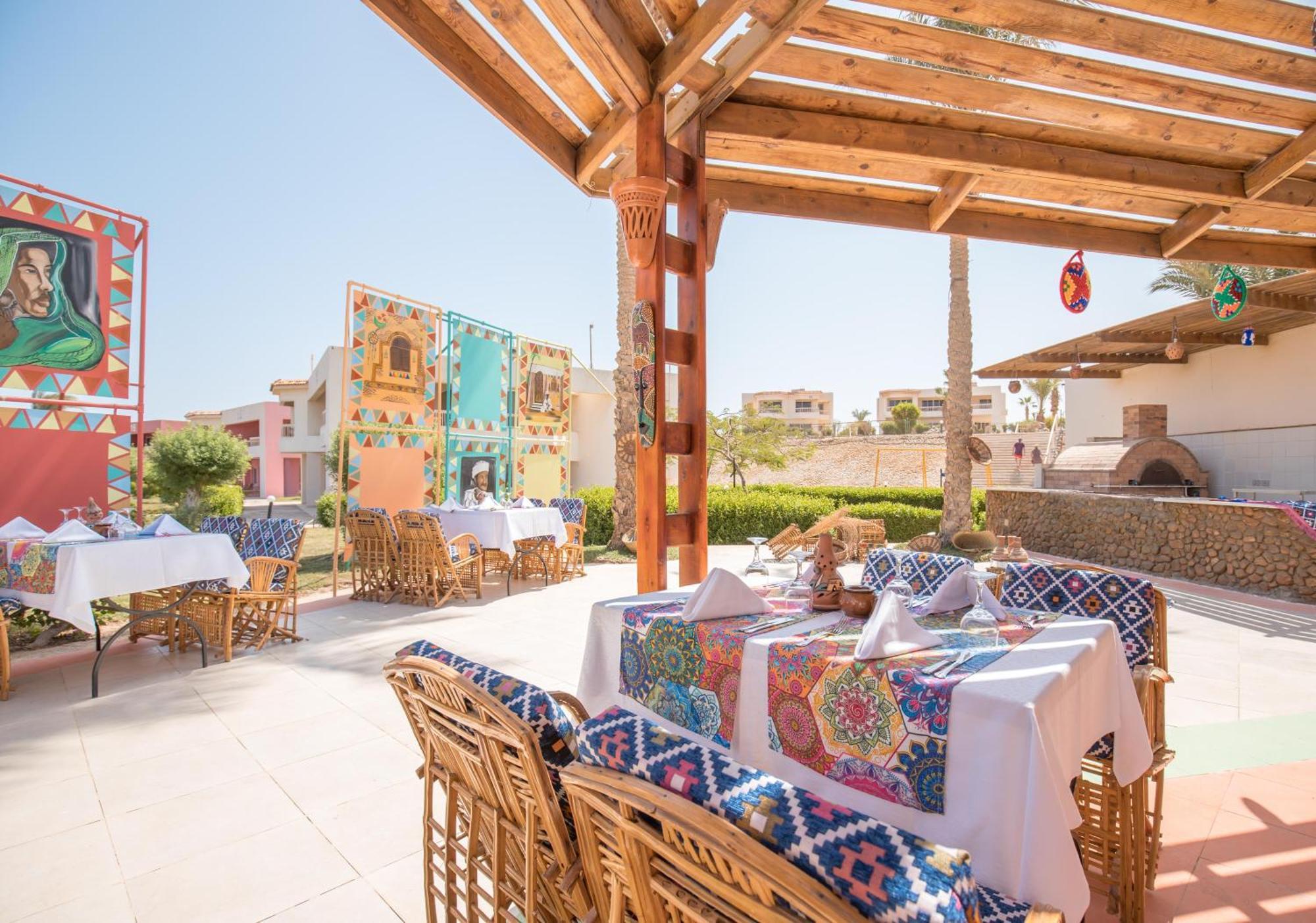 Hurghada Long Beach Resort Esterno foto The restaurant at the Nubian Lotus Flower Hotel