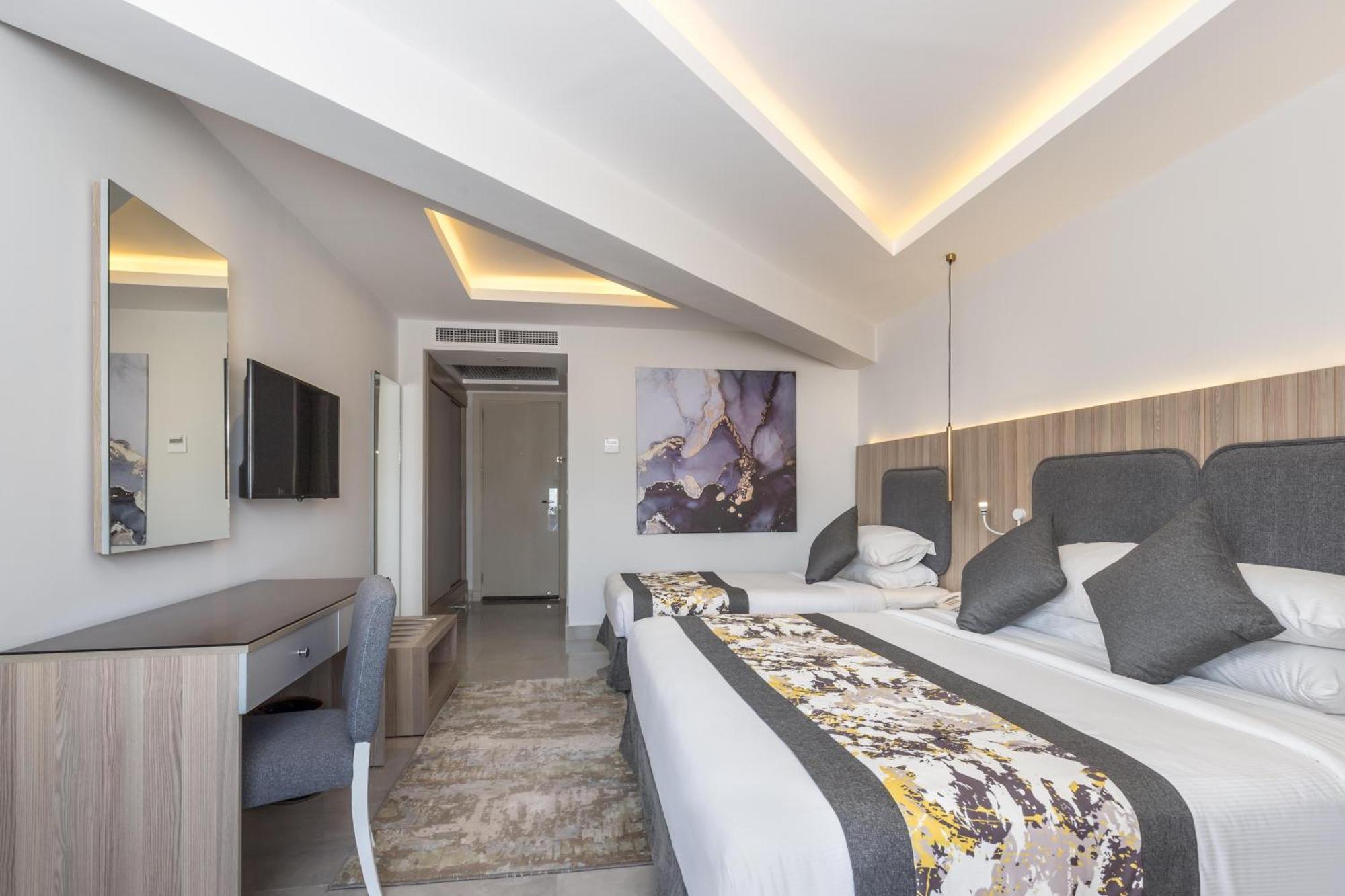 Hurghada Long Beach Resort Esterno foto A room at the hotel