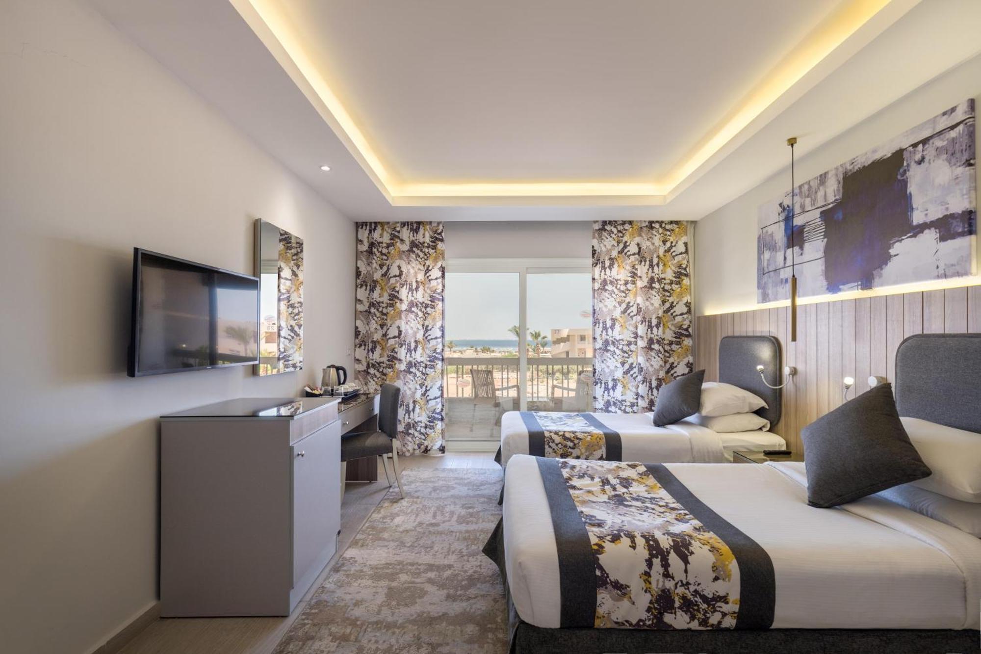 Hurghada Long Beach Resort Esterno foto A room at the hotel