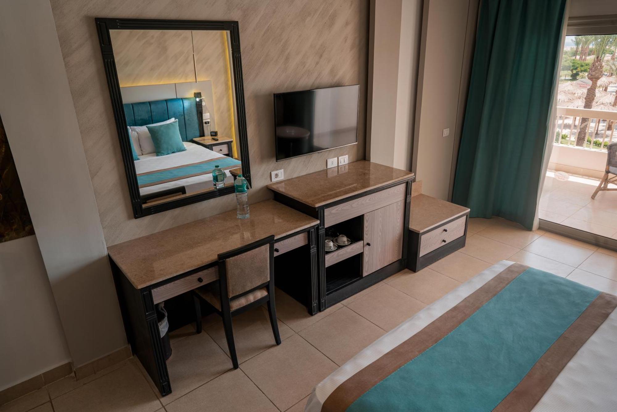 Hurghada Long Beach Resort Esterno foto A dressing table in a hotel room