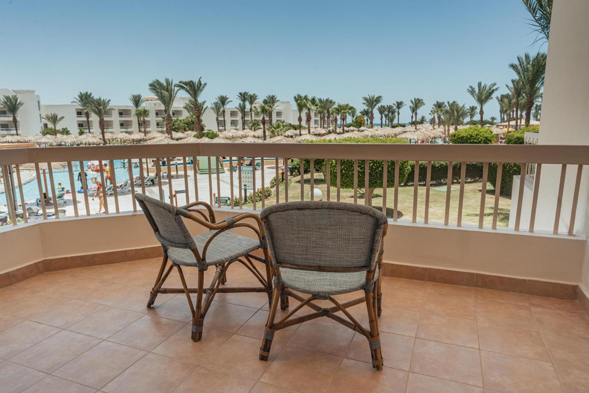 Hurghada Long Beach Resort Esterno foto A balcony at a hotel in Egypt