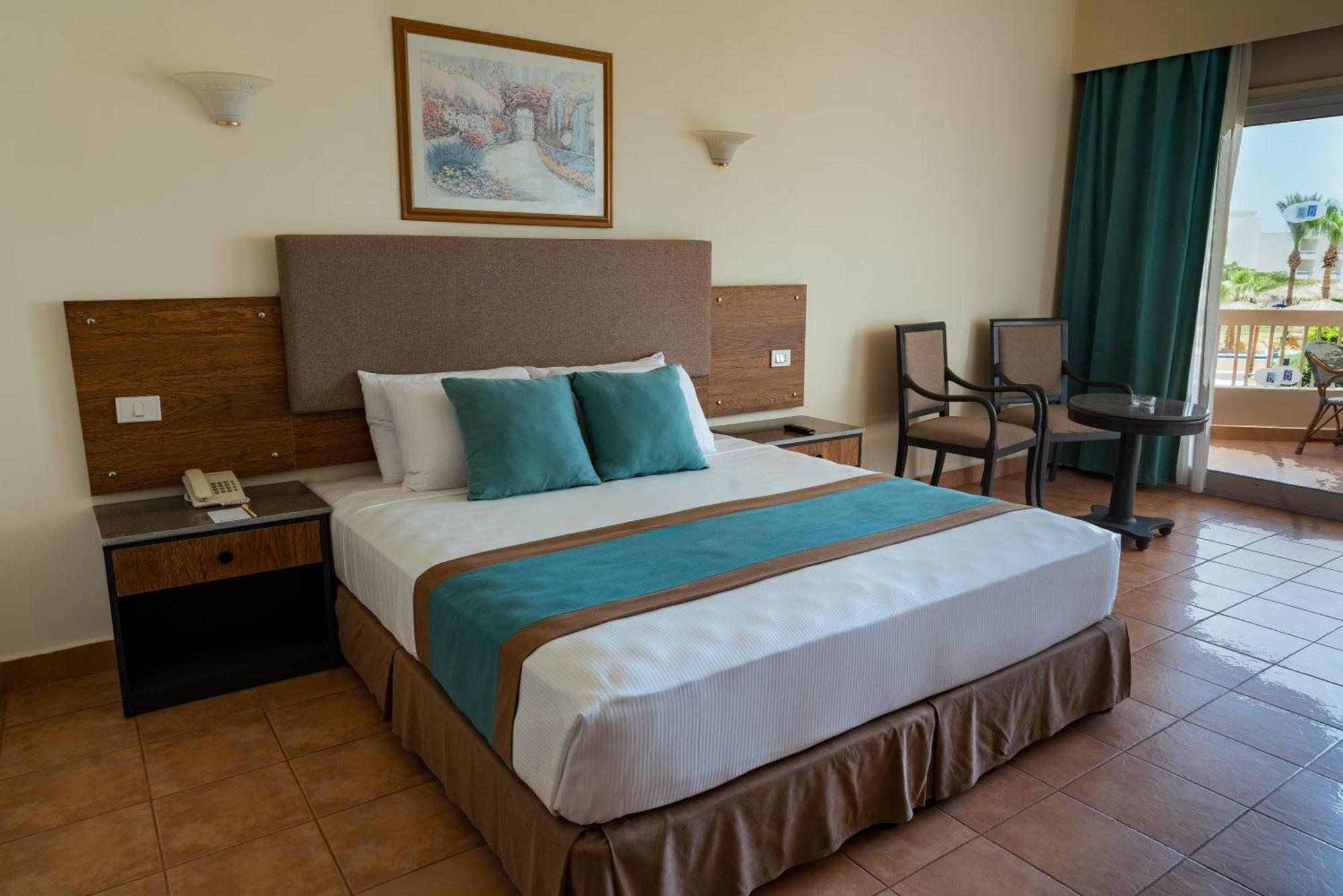 Hurghada Long Beach Resort Esterno foto A bedroom at the hotel